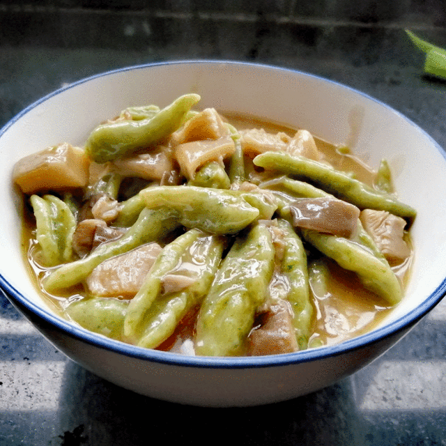 “ 花样面食 ”平菇绿色剪刀面