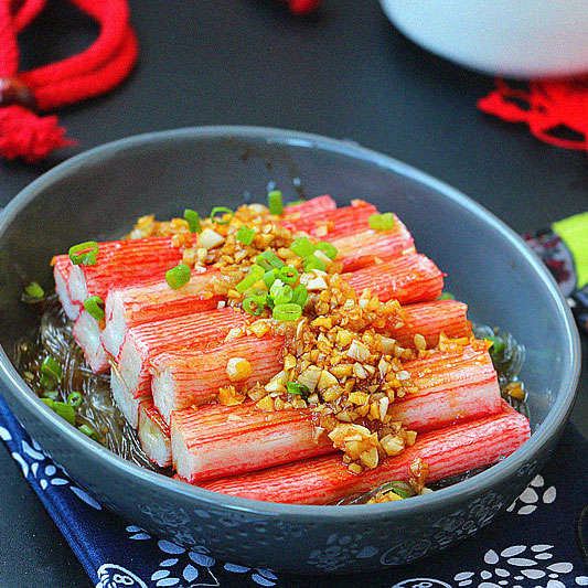 粉丝蒸蟹肉棒糖芯厨房原料:蟹肉棒,大蒜,蒸鱼豉油,白糖