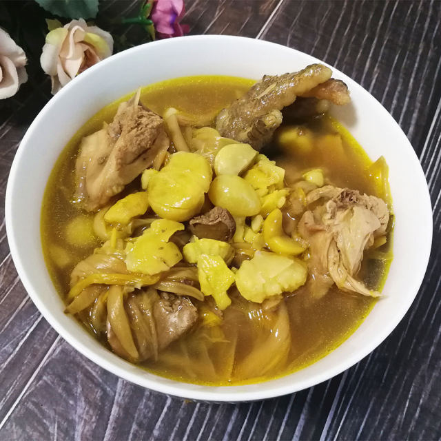 黄花菜板栗炖鸡汤