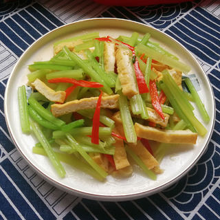 芹菜炒豆腐乾的做法大全_芹菜炒豆腐乾的家常做法_怎麼做好吃_圖解