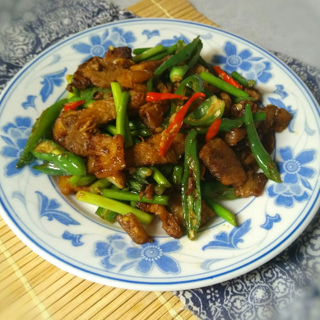 蒜苔炒肘肉