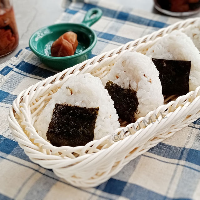 Job's tears, purple perilla and plum Rice and vegetable roll