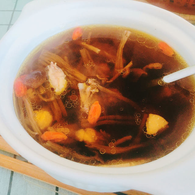 土鸡茶树菇隔水蒸汤
