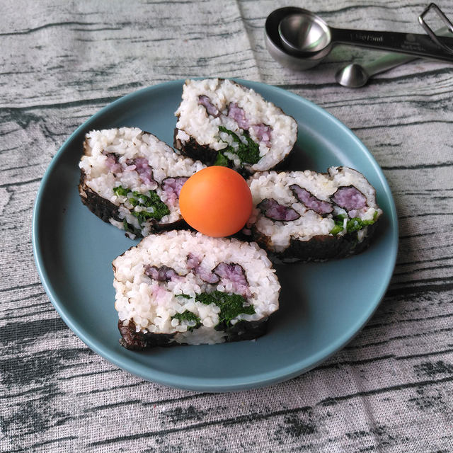 Seasonal delicacies in spring: spinach Rice and vegetable roll