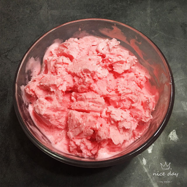 草莓牛奶冰淇淋