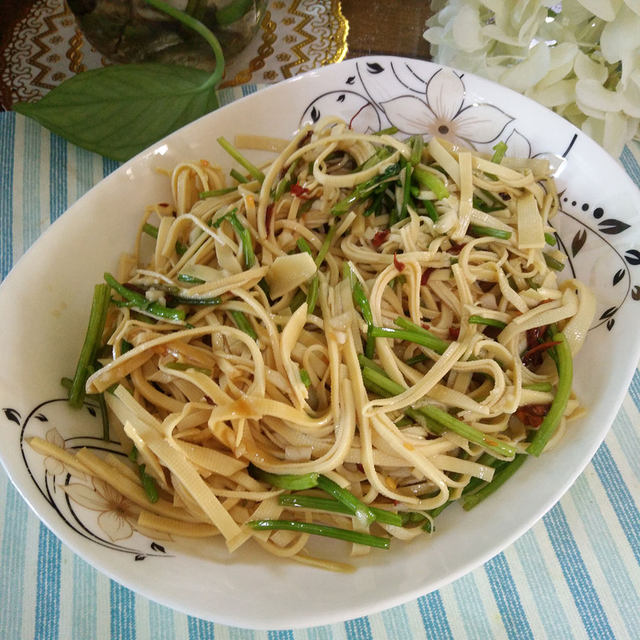 香菜梗拌豆腐皮