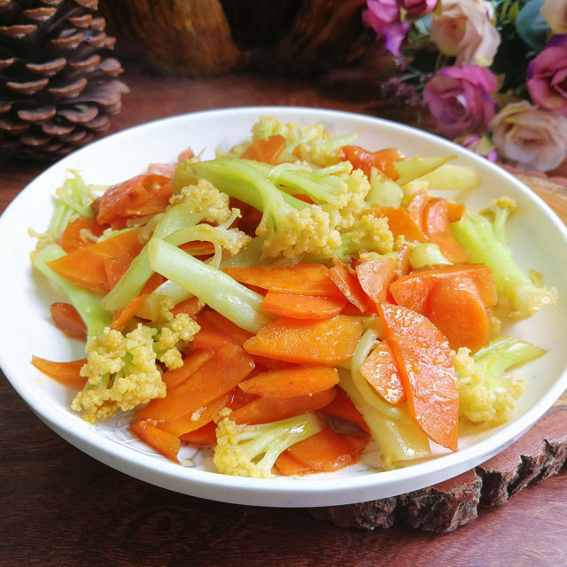 胡萝卜炒松花菜