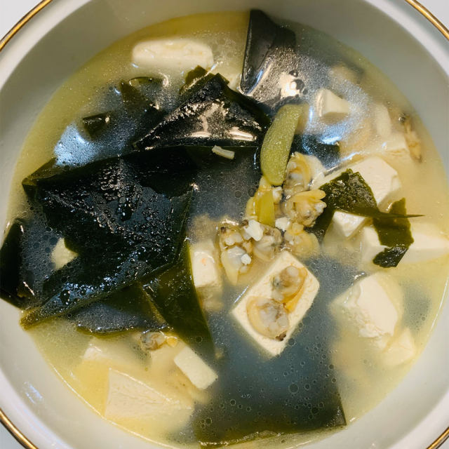 蛤蜊肉海带嫩豆腐汤