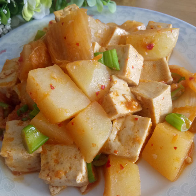 辣白菜烩豆腐土豆