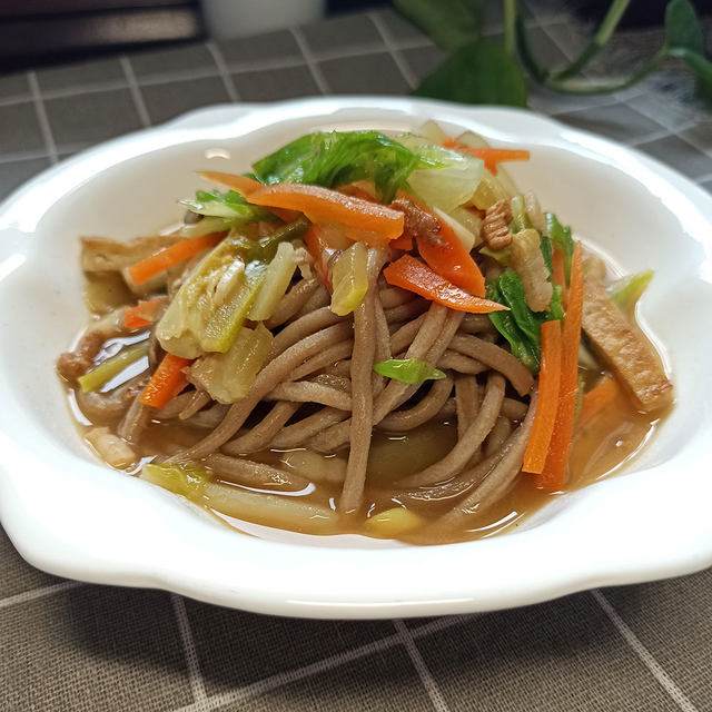 肉丝杂菜煮莜面