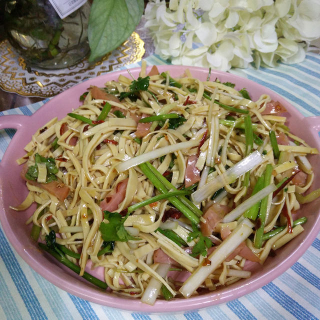 响油香肠拌豆皮