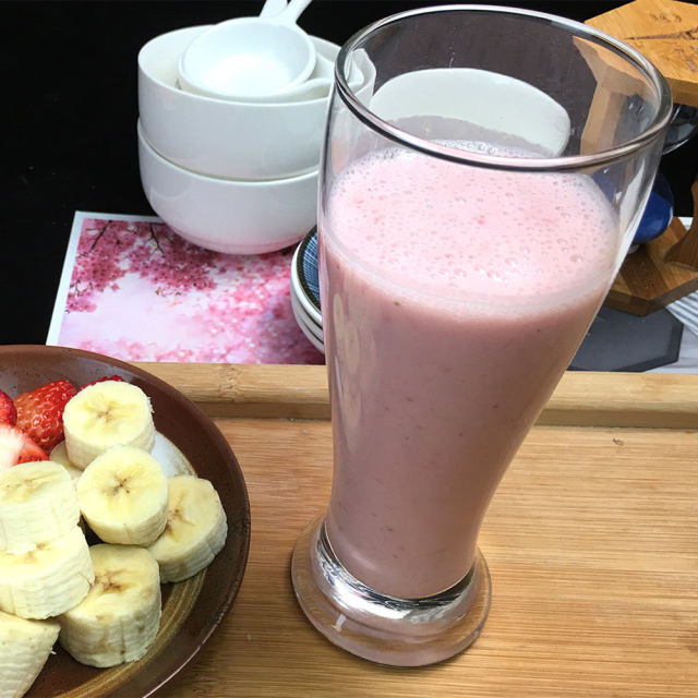 草莓香蕉酸奶奶昔，酸奶富含活性乳酸菌，配上美味的水果，颜值直线飙升。