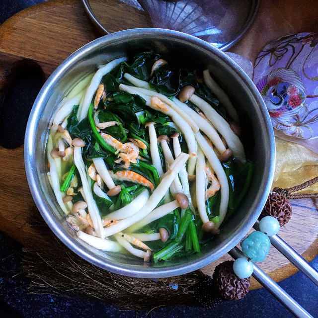 蟹味菇菠菜汤