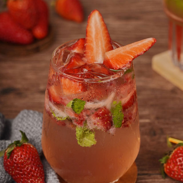 草莓微醺气泡酒