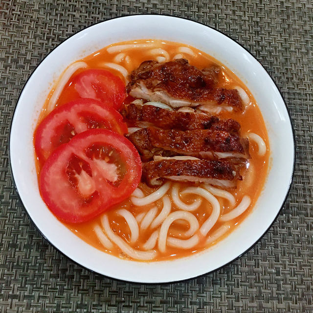 Black pepper chicken leg meat, tomato and udon noodles