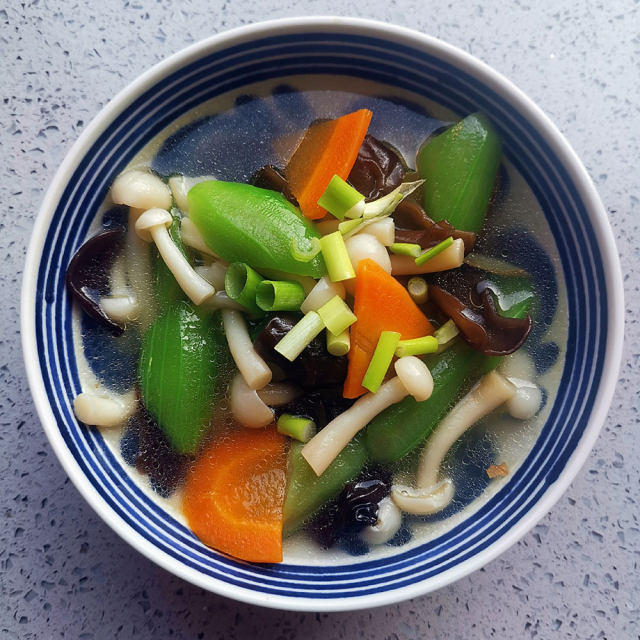 丝瓜木耳菌菇汤