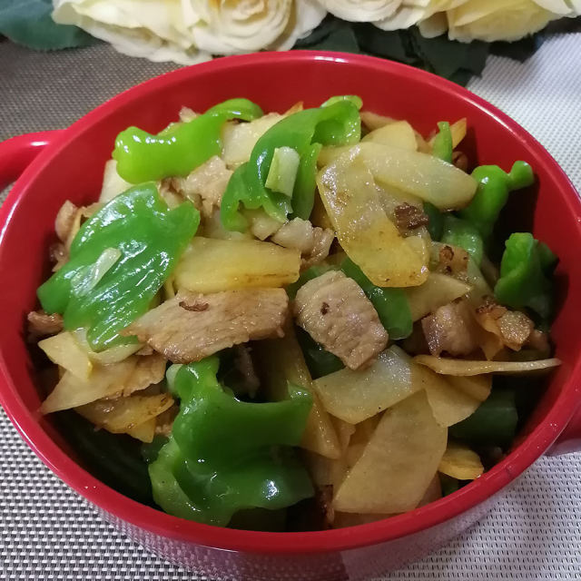 五花肉炒青椒土豆片
