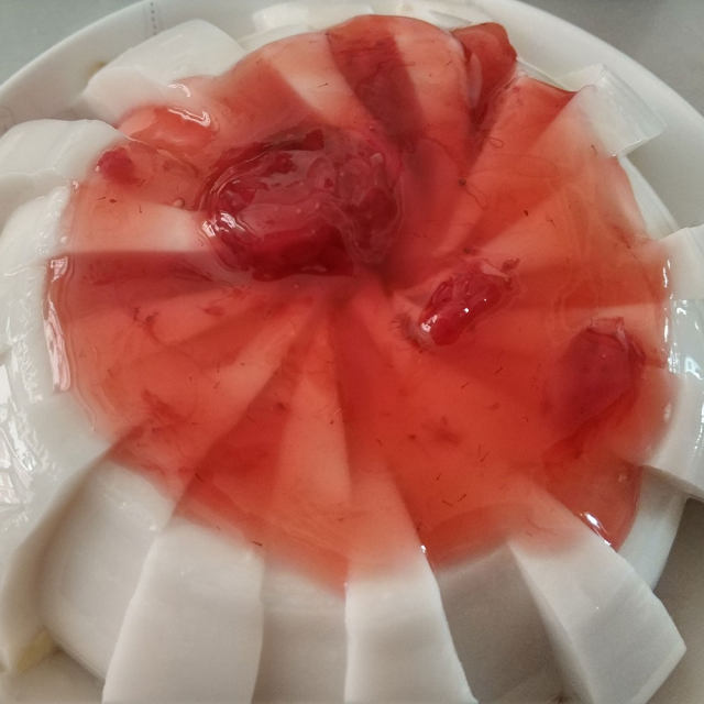 吉利丁草莓酱牛奶果冻