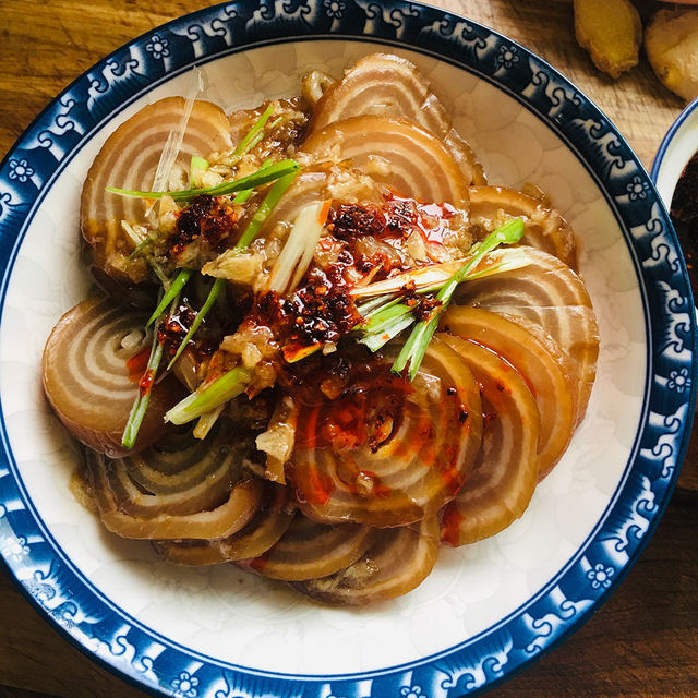 蒜香红油肉皮卷