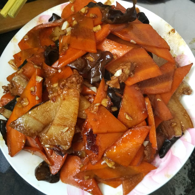 肥膘肉炒胡萝卜片