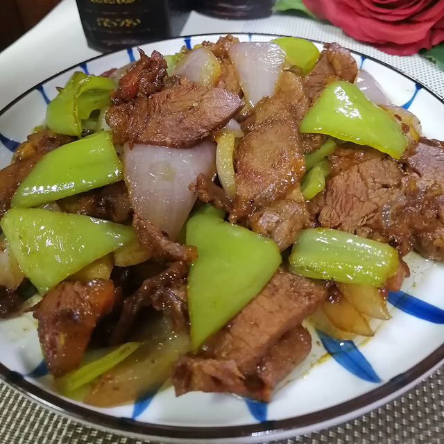 圆葱尖椒炒牛肉