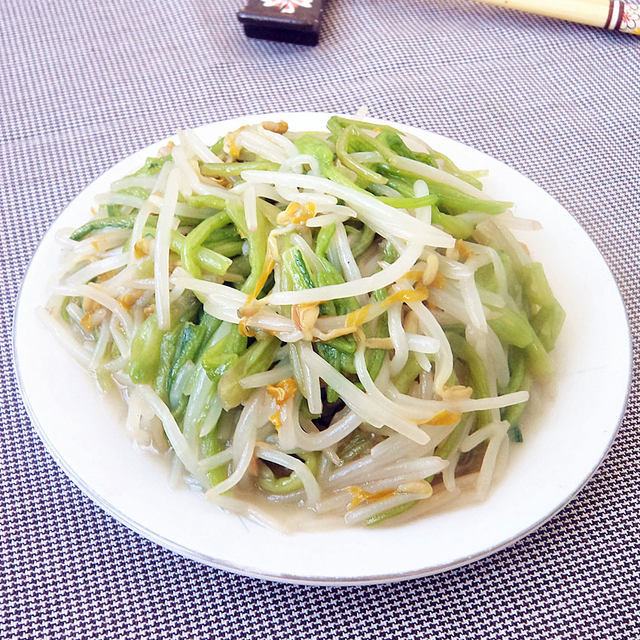 菠菜茎炒豆芽菜