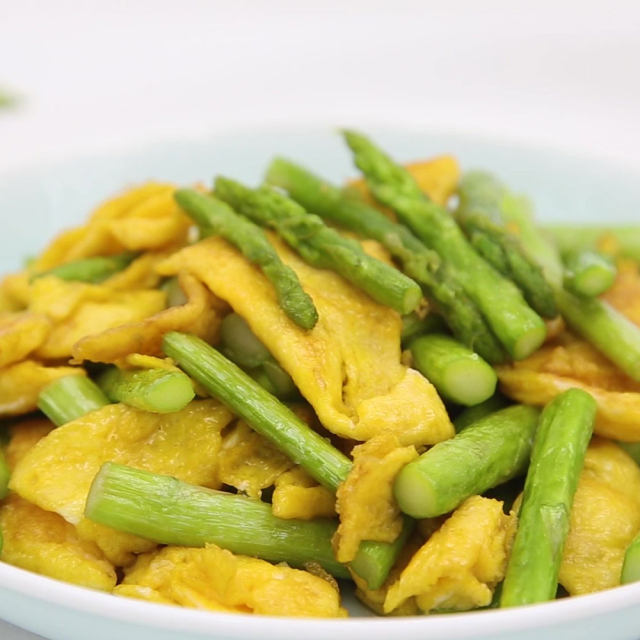 芦笋炒鸡蛋丨秋季最适合吃的蔬菜是它，鲜嫩爽脆