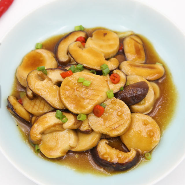 蚝油焖双菇丨这两样素菜放在一起炒一炒，比肉还香
