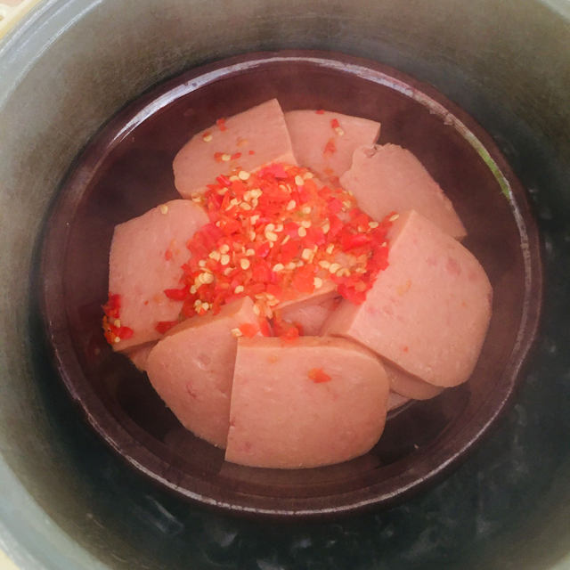 电饭锅美食-剁椒蒸午餐肉