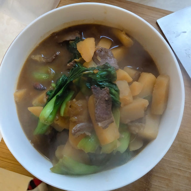 牛肉炖土豆油菜