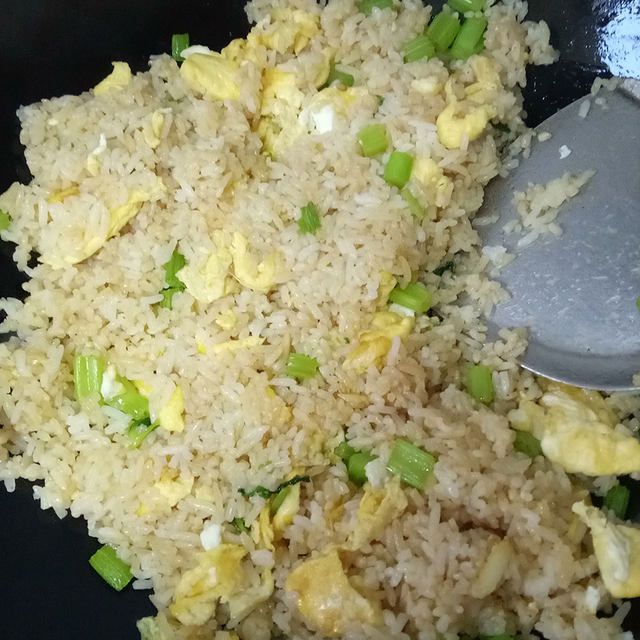 芹菜鸡蛋炒饭