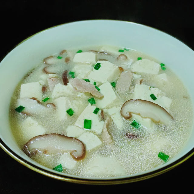 香菇瘦肉豆腐汤