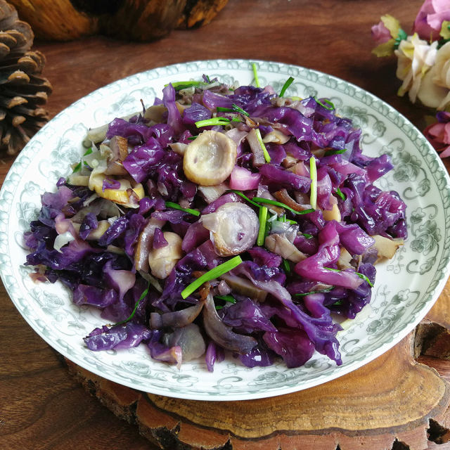紫甘蓝炒笋片