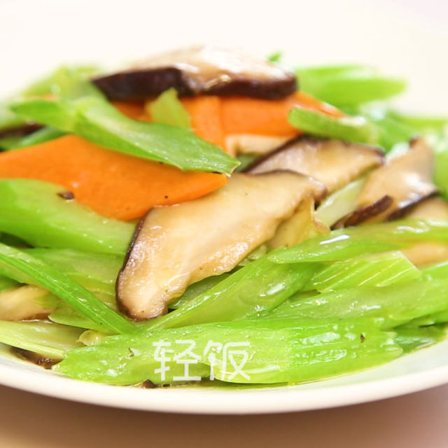 芹菜炒香菇丨越吃越上瘾简单又清淡家常美味！！