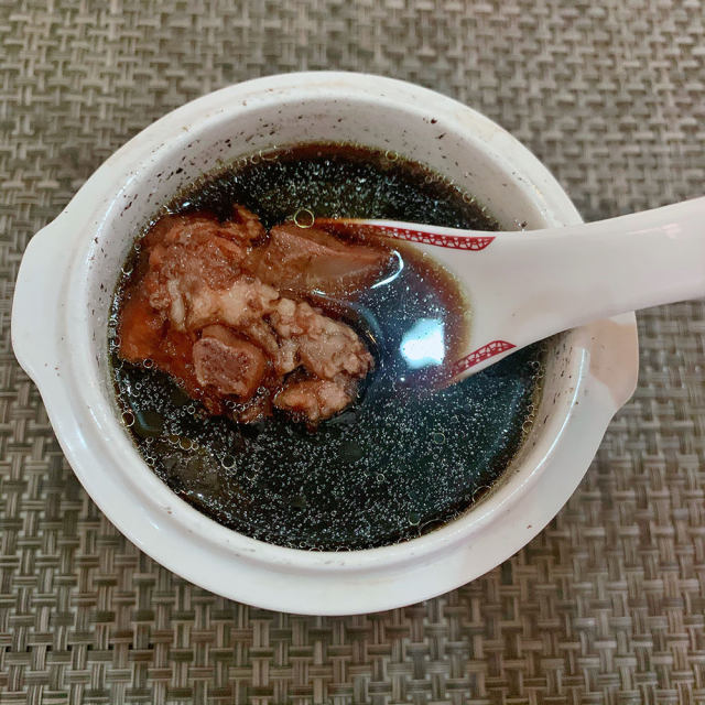 生熟地黑豆炖排骨汤