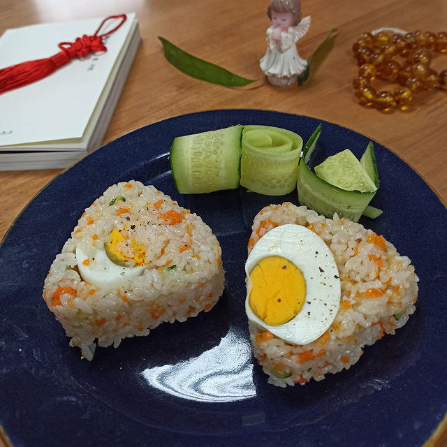 胡萝卜炒饭鸡蛋饭团