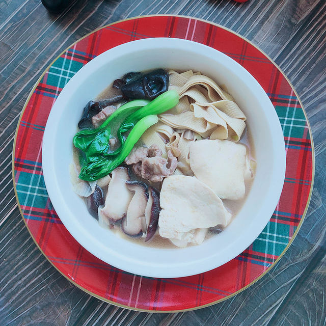 牛肉、香菇炖豆皮