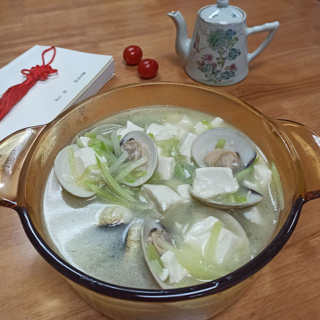 青萝卜蛤蜊炖豆腐汤
