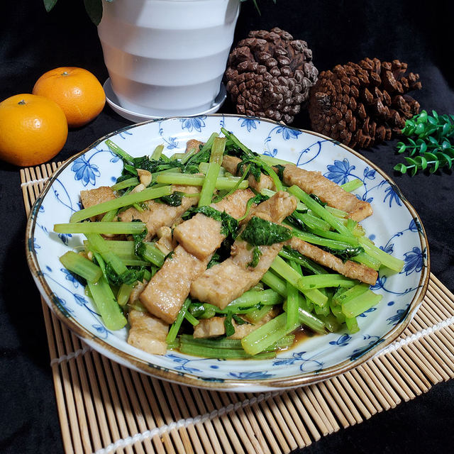 香芹炒肉饼