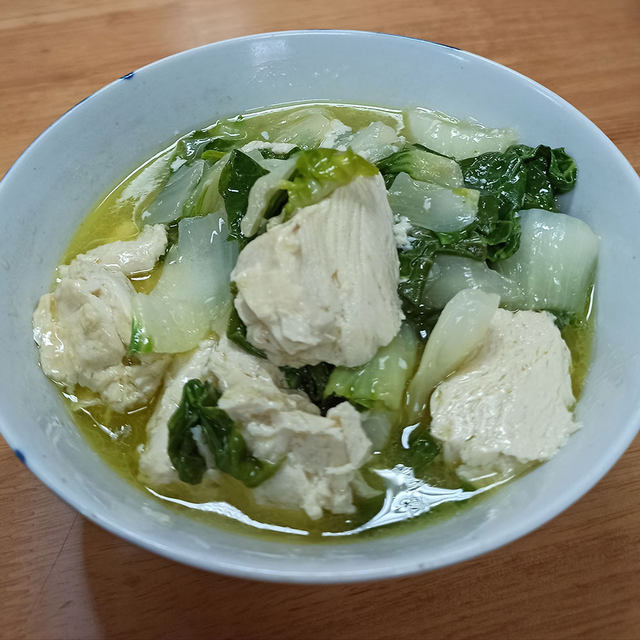 鸡汤炖冻豆腐青菜