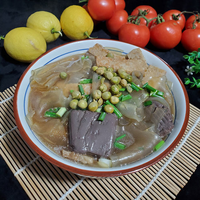 肉饼鸭血炖粉皮