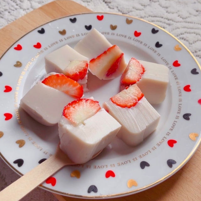 酸酸甜甜的酸奶草莓冻