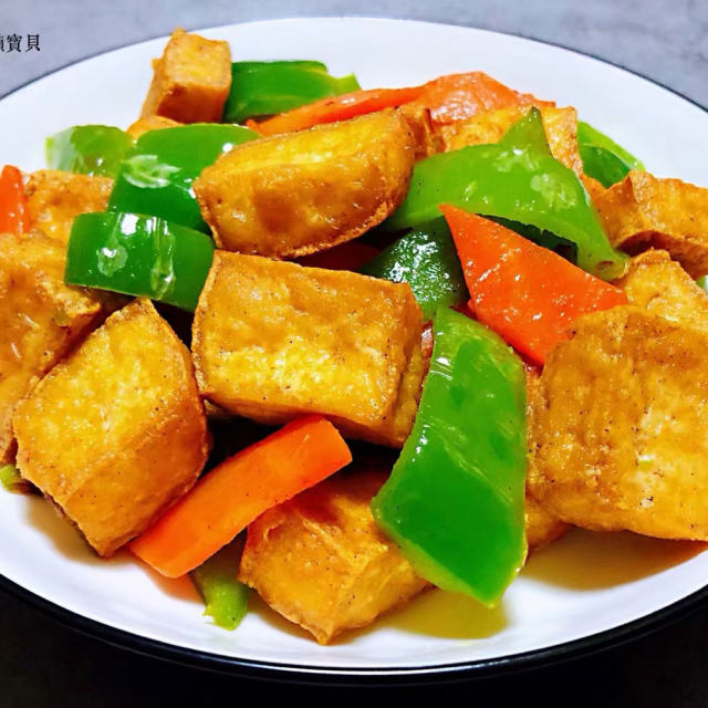 青椒胡萝卜炒油豆腐