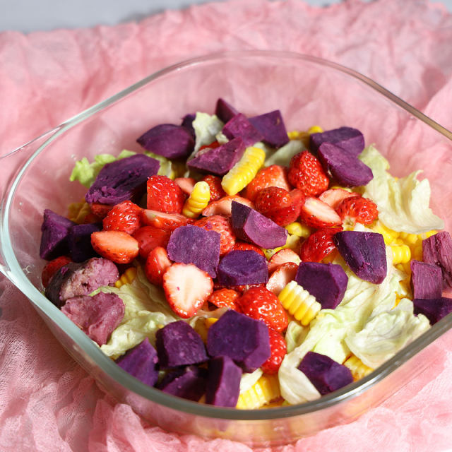 玉米紫薯草莓沙拉