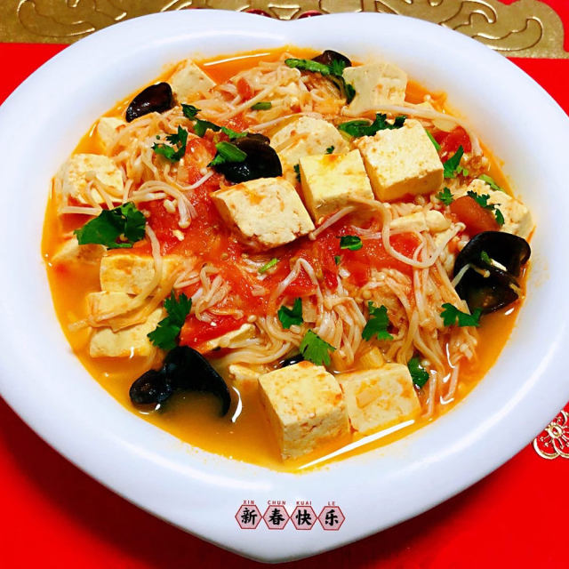 西红柿金针菇木耳炖豆腐