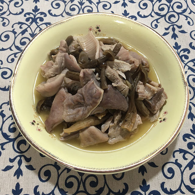 菌菇瘦肉煲猪肚