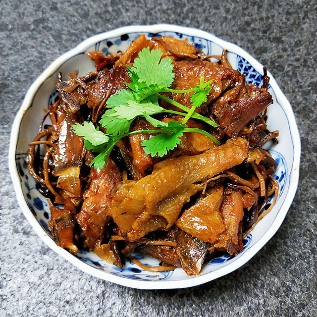 茶树菇焖腊鸡 