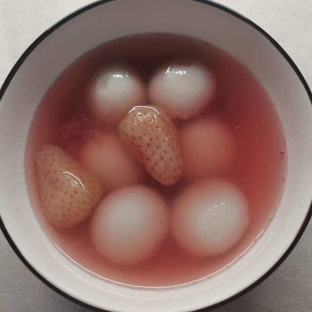 草莓煮汤圆