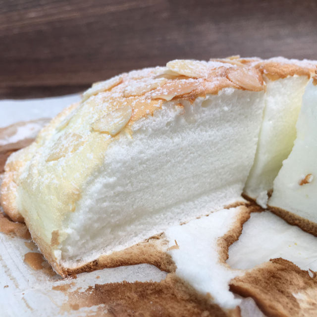 超简单云朵蛋糕，口感独特，像棉花糖一样，绵软细腻、入口即化。