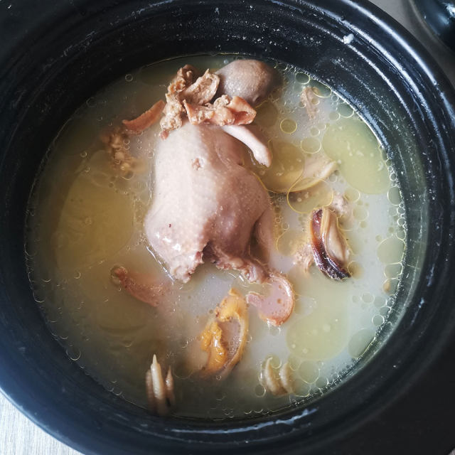 蚌肉海虹煲鹌鹑鸡